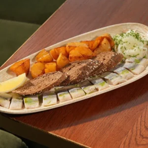 Сельдь северного улова с маринованным луком и картофелем на бородинском хлебе